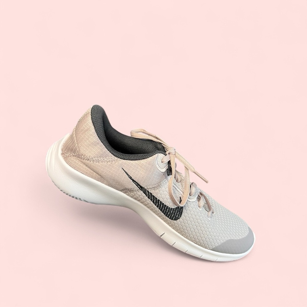 Nike Women's Beige and White Sneakers Men’s. Sz 7.5  and Women’s 9 .   NEW